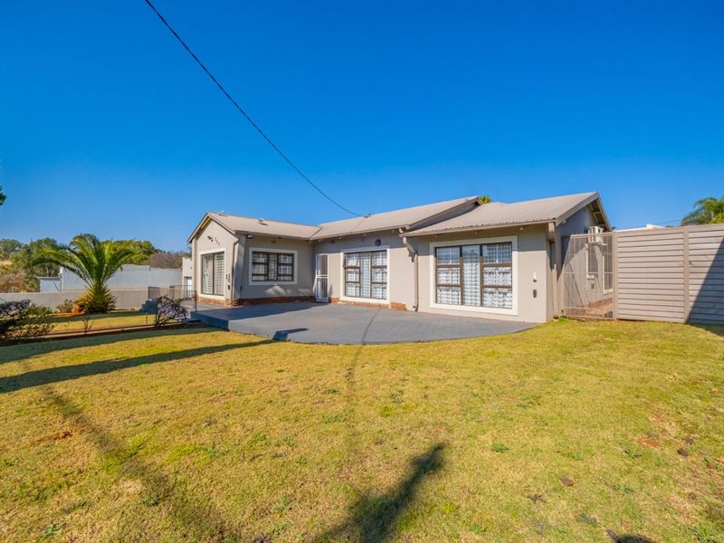 Spacious Family Home on a Large Stand in Erasmia, Centurion - Photo 4