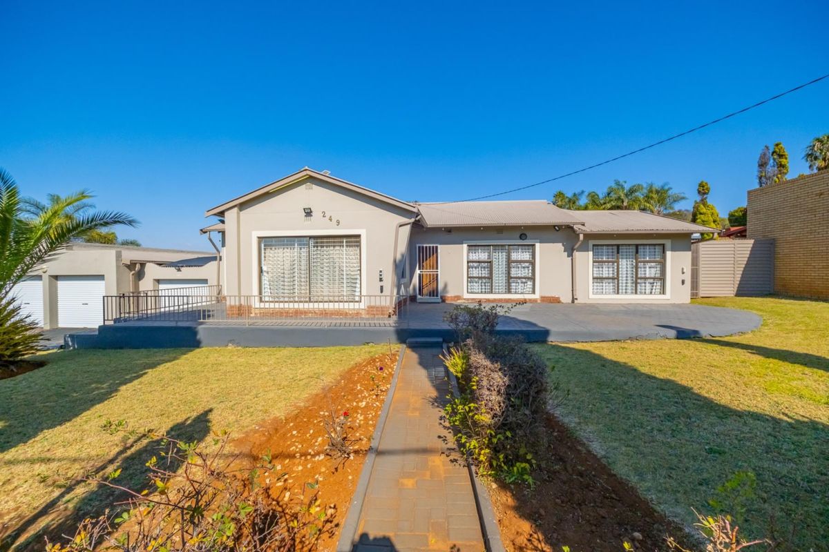 Spacious Family Home on a Large Stand in Erasmia, Centurion - Photo 3