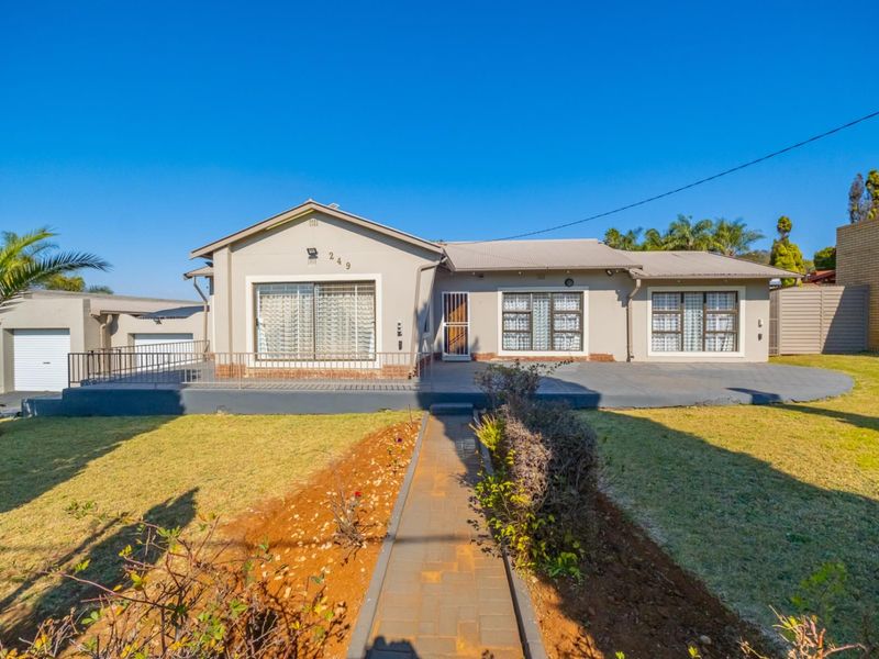 Spacious Family Home on a Large Stand in Erasmia, Centurion - Photo 3