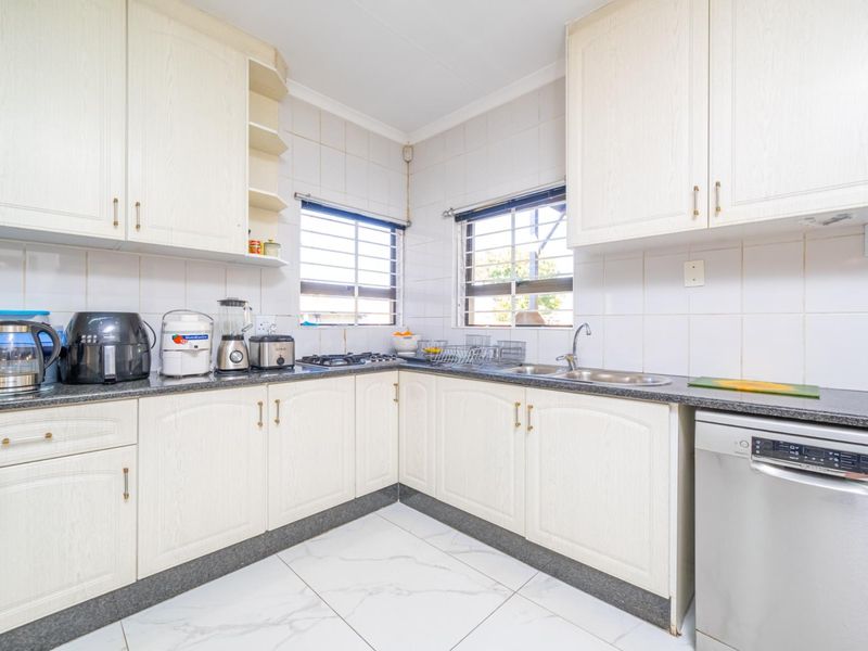 Spacious Family Home on a Large Stand in Erasmia, Centurion - Photo 9