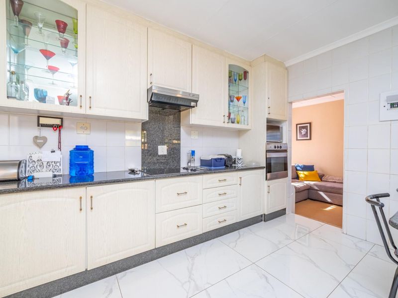 Spacious Family Home on a Large Stand in Erasmia, Centurion - Photo 10