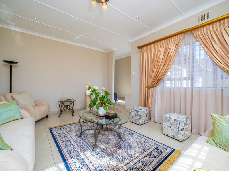 Spacious Family Home on a Large Stand in Erasmia, Centurion - Photo 6