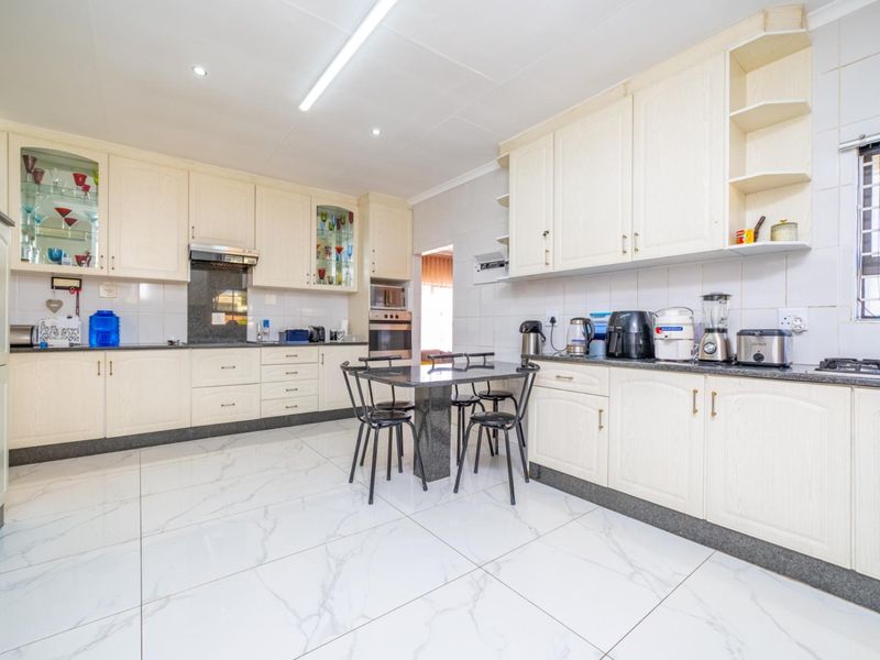 Spacious Family Home on a Large Stand in Erasmia, Centurion - Photo 8