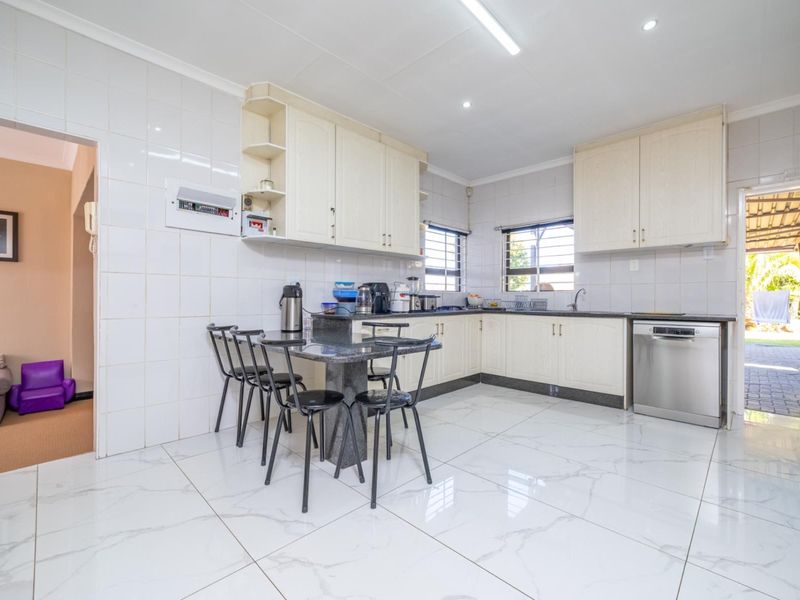 Spacious Family Home on a Large Stand in Erasmia, Centurion - Photo 7