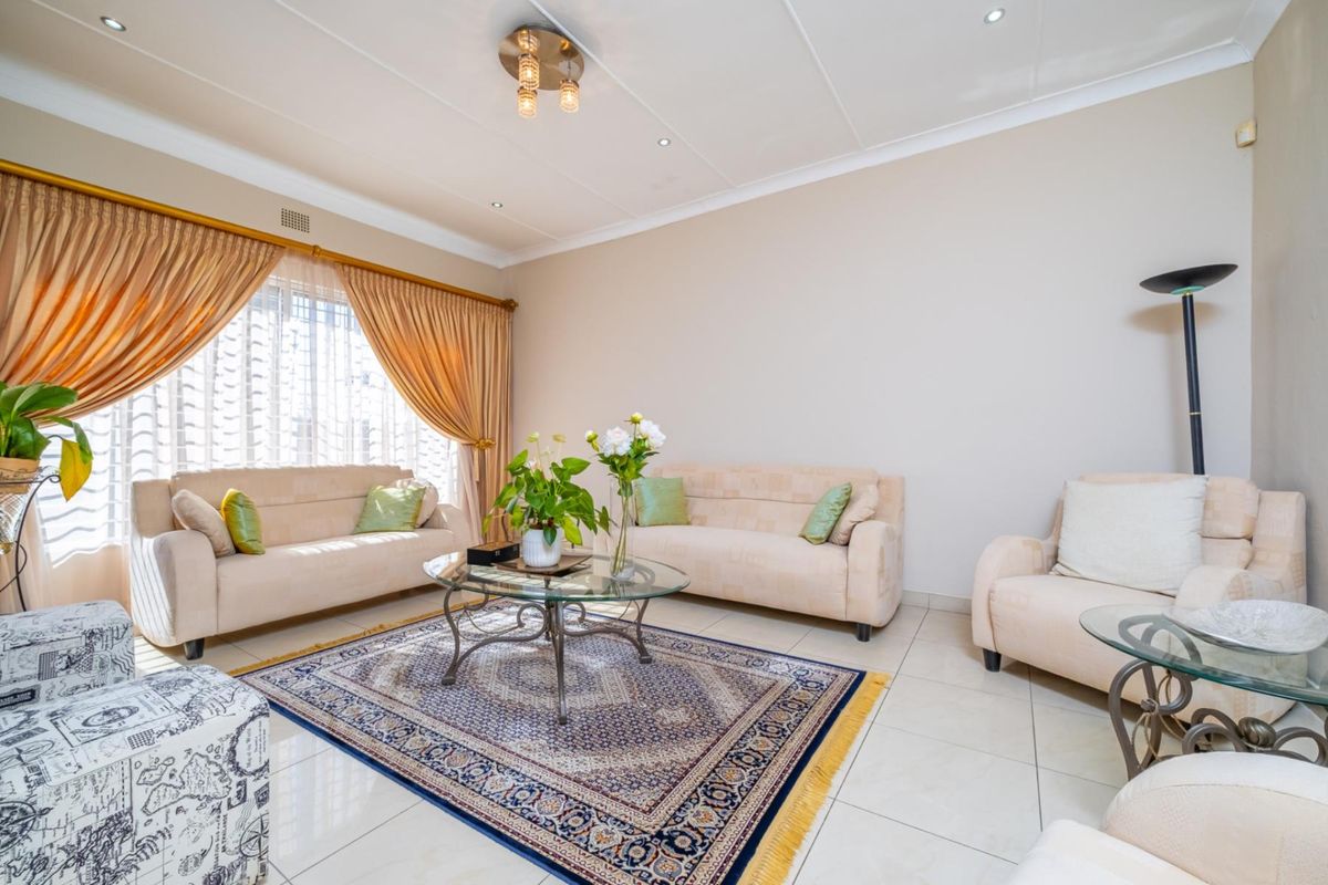 Spacious Family Home on a Large Stand in Erasmia, Centurion - Photo 5