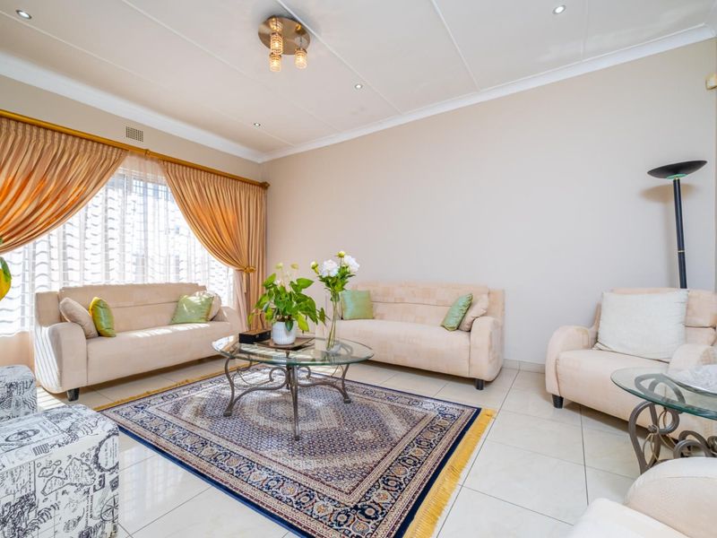 Spacious Family Home on a Large Stand in Erasmia, Centurion - Photo 5
