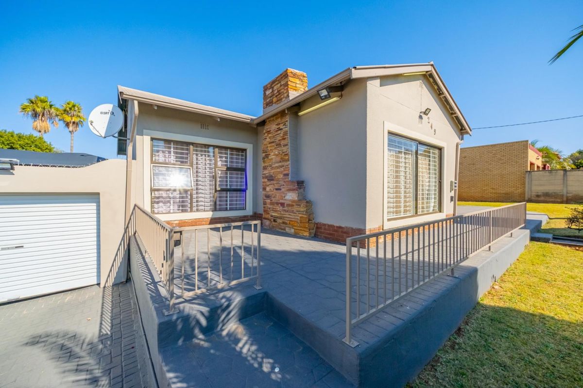 Spacious Family Home on a Large Stand in Erasmia, Centurion - Photo 2