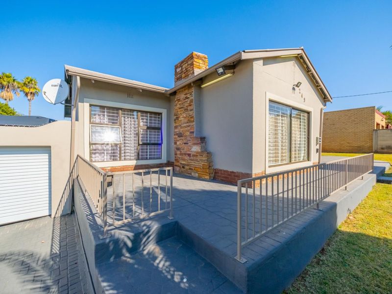 Spacious Family Home on a Large Stand in Erasmia, Centurion - Photo 2