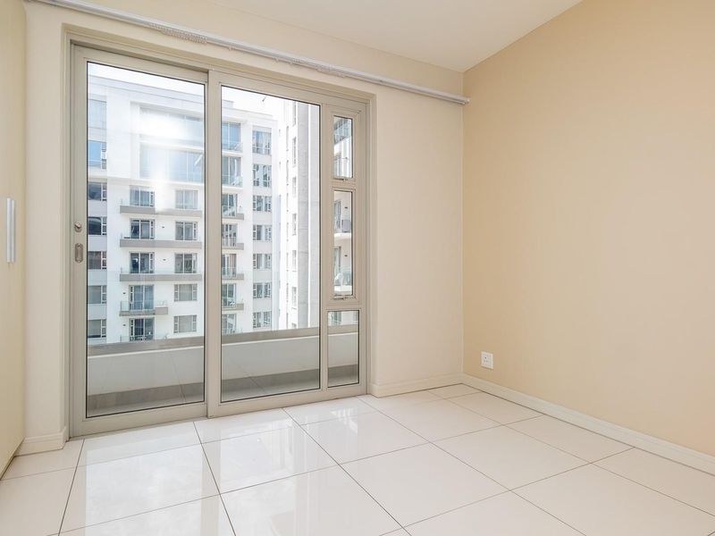Spacious, bright 2 bed and 2 bath apartment with panoramic views. - Photo 9