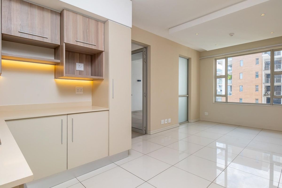 Spacious, bright 2 bed and 2 bath apartment with panoramic views. - Photo 2