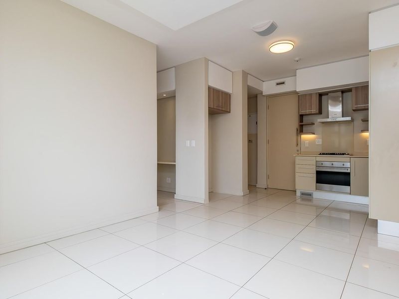 Spacious, bright 2 bed and 2 bath apartment with panoramic views. - Photo 3