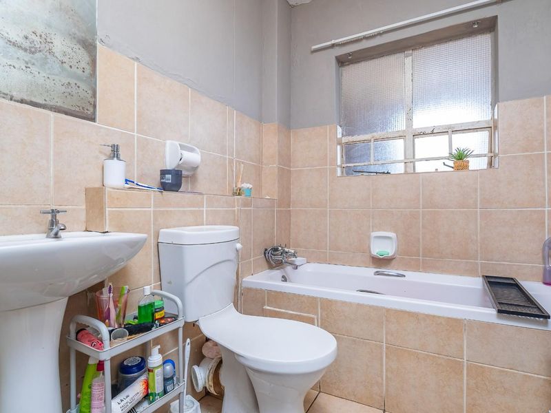 Charming 1-Bedroom Ground Floor Apartment in the Heart of Karenpark - Photo 10