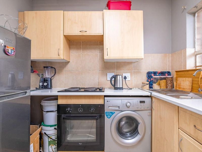 Charming 1-Bedroom Ground Floor Apartment in the Heart of Karenpark - Photo 6