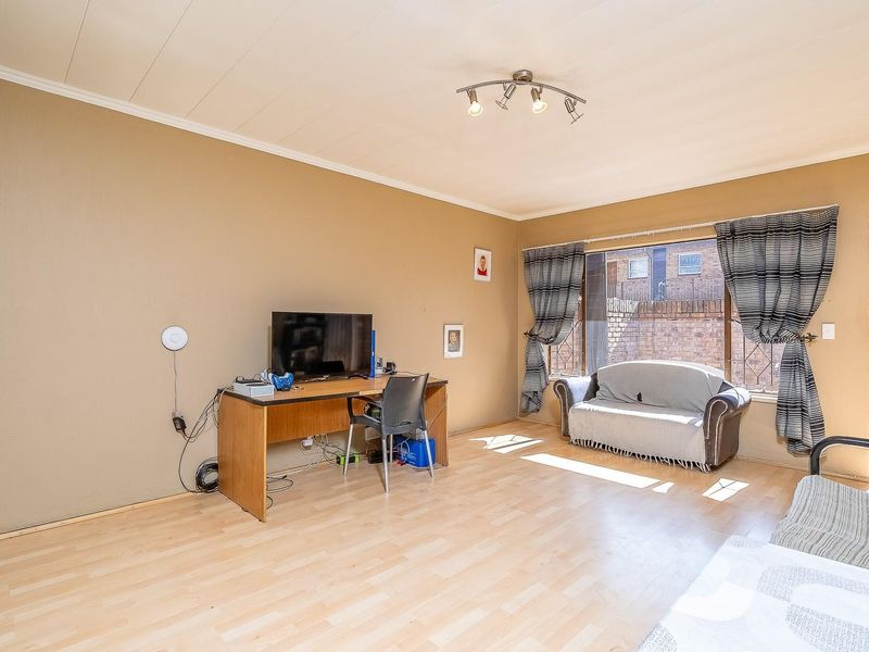 Ground Floor Apartment in a Secure Facebrick Complex - Photo 5