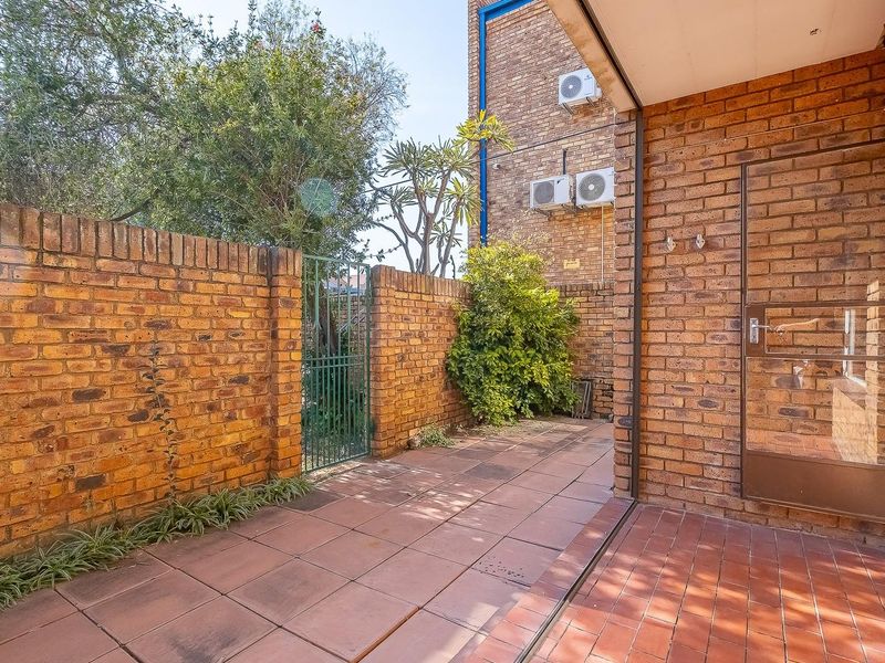 Ground Floor Apartment in a Secure Facebrick Complex - Photo 2