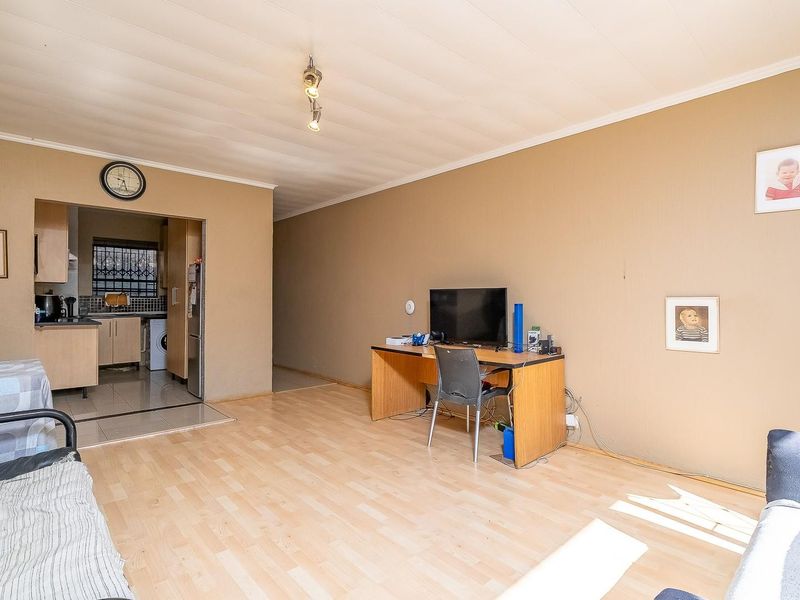 Ground Floor Apartment in a Secure Facebrick Complex - Photo 3