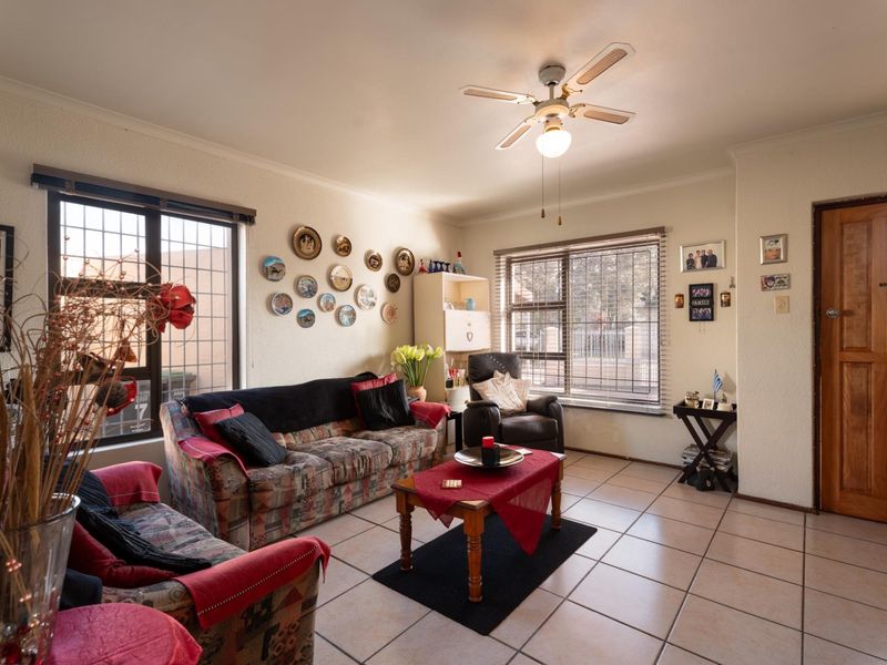 Perfectly Positioned Family Home in the Heart of Edgemead - Photo 9