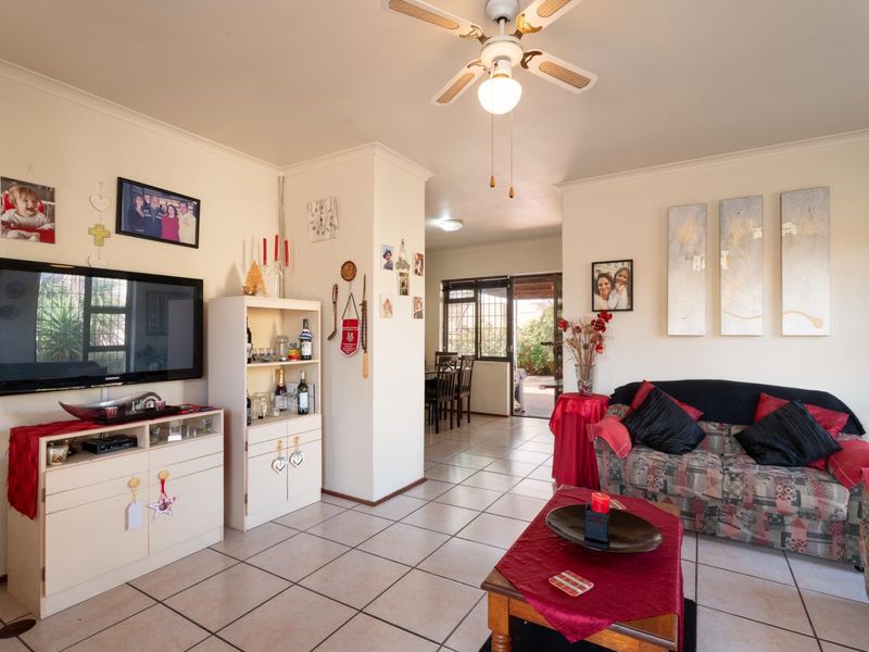 Perfectly Positioned Family Home in the Heart of Edgemead - Photo 10