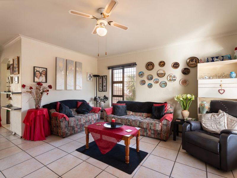 Perfectly Positioned Family Home in the Heart of Edgemead - Photo 8