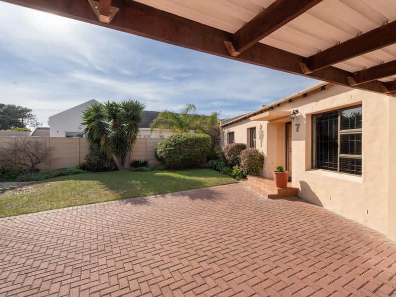 Perfectly Positioned Family Home in the Heart of Edgemead - Photo 5