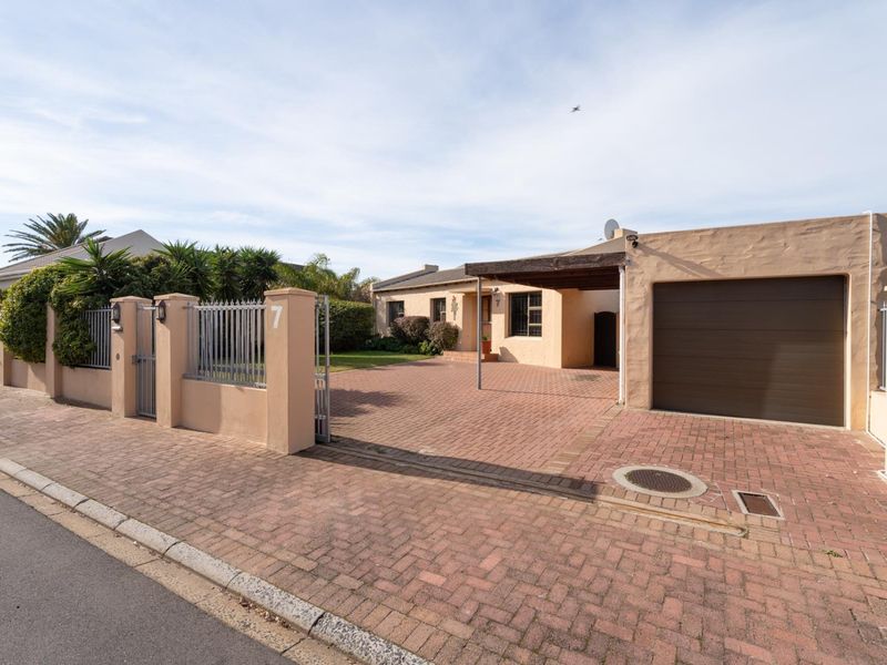 Perfectly Positioned Family Home in the Heart of Edgemead - Photo 3