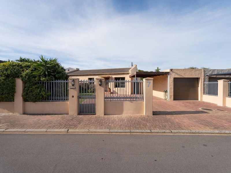 Perfectly Positioned Family Home in the Heart of Edgemead - Photo 2