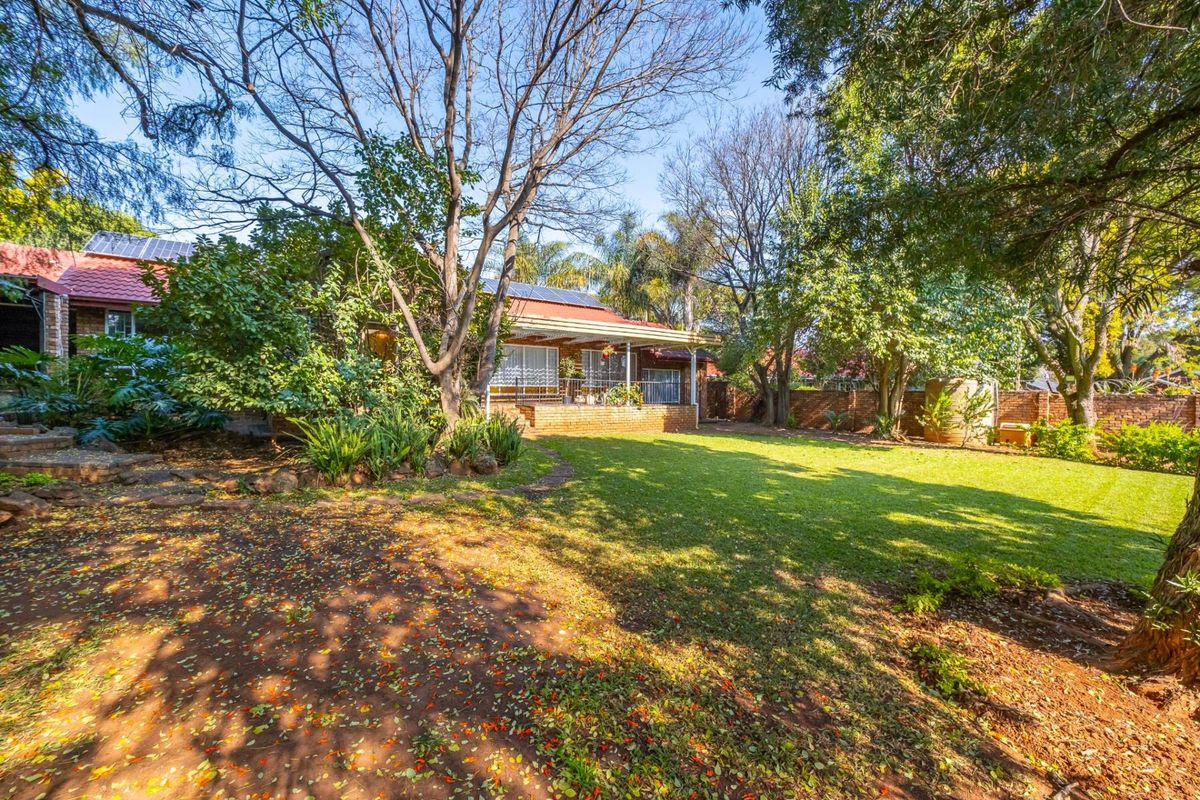 Freehold 4 Bedroom 2 Bathroom 3 Living areas 2 Garage with Pool for Sale in Wierda Park - Photo 4