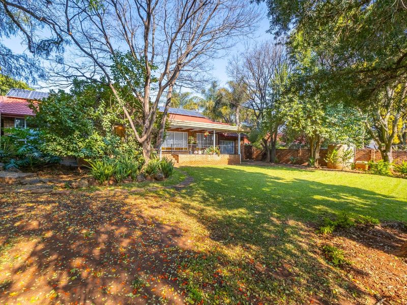 Freehold 4 Bedroom 2 Bathroom 3 Living areas 2 Garage with Pool for Sale in Wierda Park - Photo 4