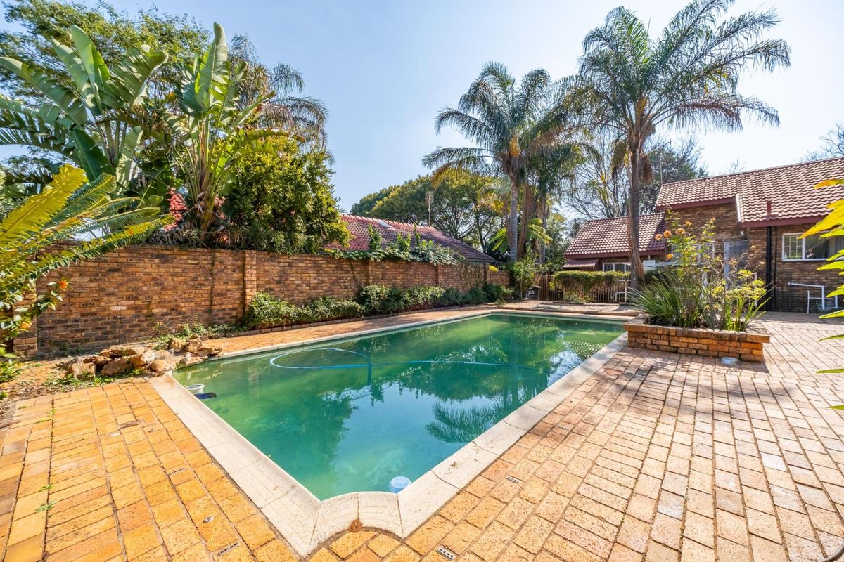 Freehold 4 Bedroom 2 Bathroom 3 Living areas 2 Garage with Pool for Sale in Wierda Park - Photo 2