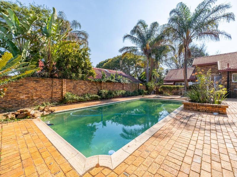 Freehold 4 Bedroom 2 Bathroom 3 Living areas 2 Garage with Pool for Sale in Wierda Park - Photo 2