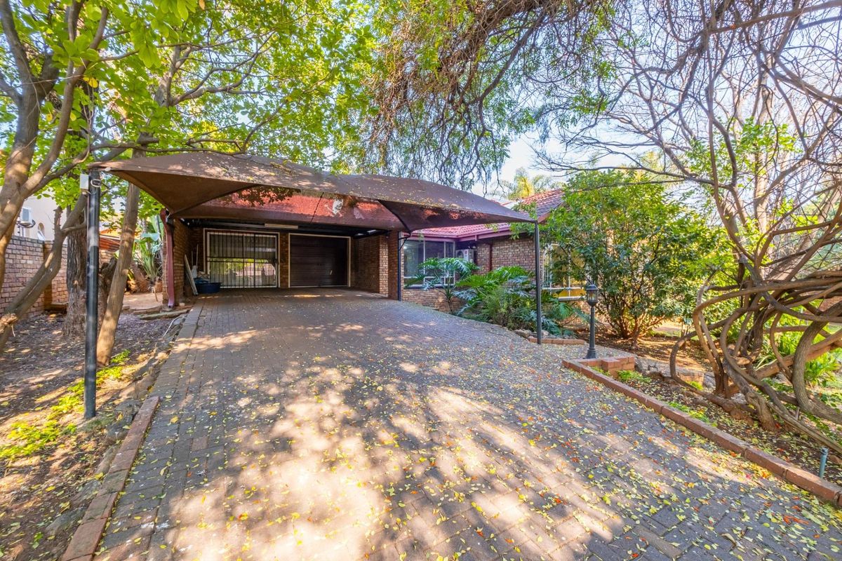 Freehold 4 Bedroom 2 Bathroom 3 Living areas 2 Garage with Pool for Sale in Wierda Park - Photo 3