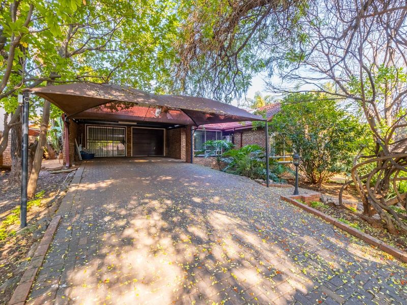 Freehold 4 Bedroom 2 Bathroom 3 Living areas 2 Garage with Pool for Sale in Wierda Park - Photo 3