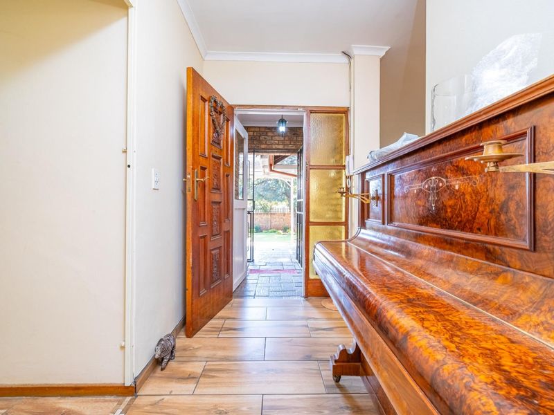 Freehold 4 Bedroom 2 Bathroom 3 Living areas 2 Garage with Pool for Sale in Wierda Park - Photo 7