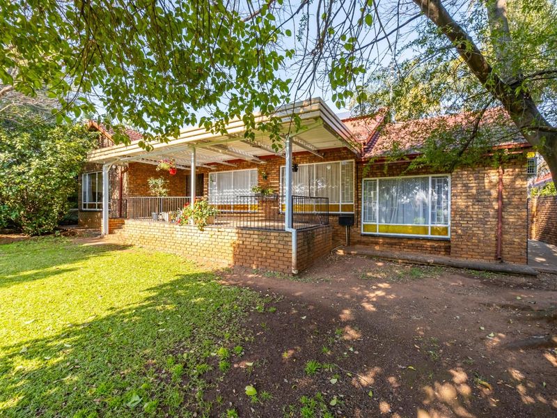 Freehold 4 Bedroom 2 Bathroom 3 Living areas 2 Garage with Pool for Sale in Wierda Park - Photo 6