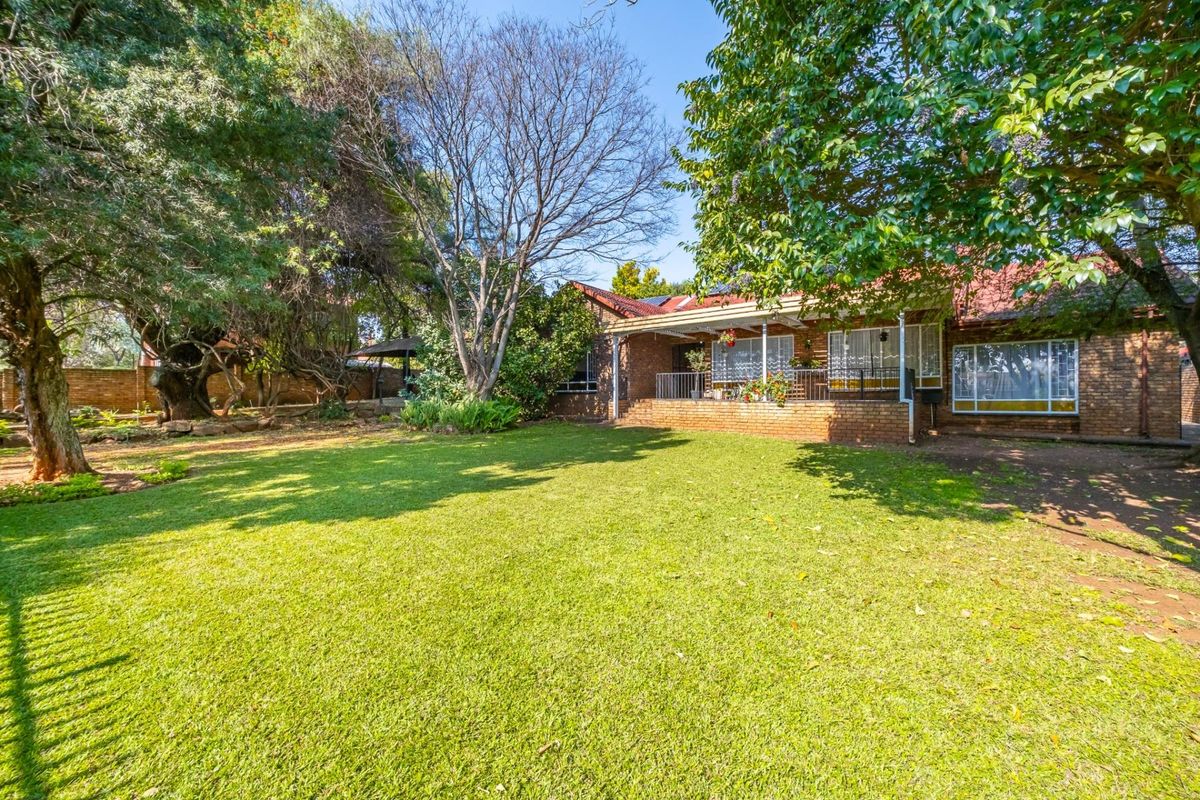 Freehold 4 Bedroom 2 Bathroom 3 Living areas 2 Garage with Pool for Sale in Wierda Park - Photo 5