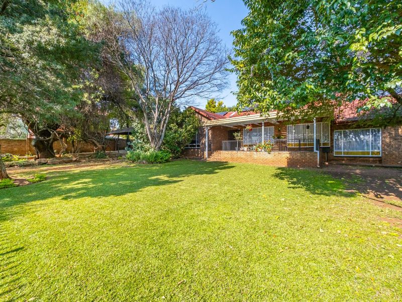 Freehold 4 Bedroom 2 Bathroom 3 Living areas 2 Garage with Pool for Sale in Wierda Park - Photo 5