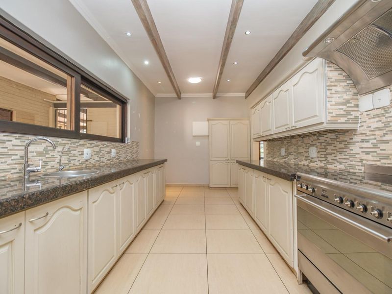 Spacious Family Home with Entertainment Flair, Office, Flat in Clubview - Photo 1