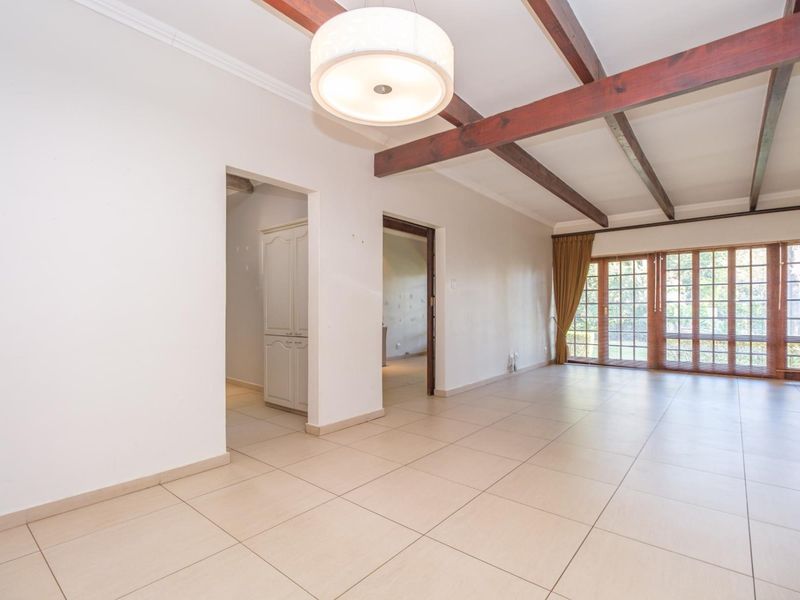 Spacious Family Home with Entertainment Flair, Office, Flat in Clubview - Photo 10