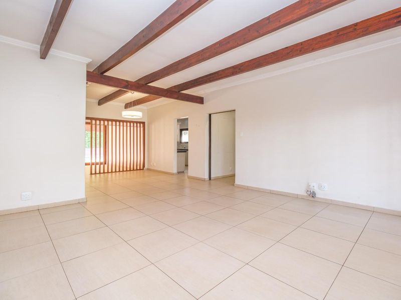 Spacious Family Home with Entertainment Flair, Office, Flat in Clubview - Photo 9