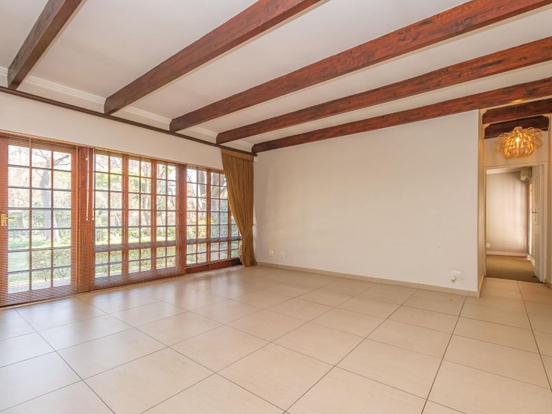 Spacious Family Home with Entertainment Flair, Office, Flat in Clubview - Photo 8