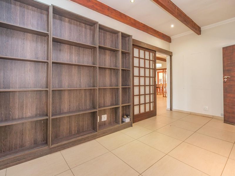 Spacious Family Home with Entertainment Flair, Office, Flat in Clubview - Photo 7