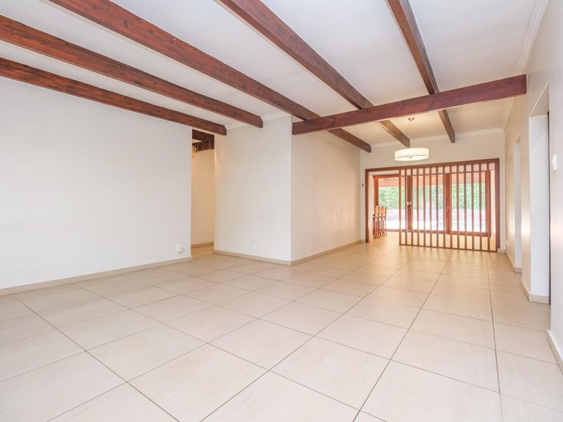 Spacious Family Home with Entertainment Flair, Office, Flat in Clubview - Photo 10