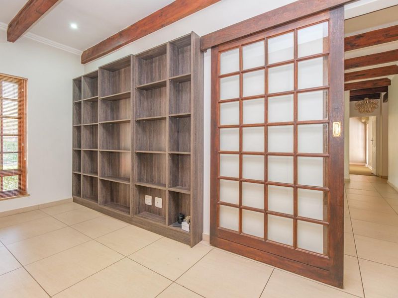 Spacious Family Home with Entertainment Flair, Office, Flat in Clubview - Photo 6