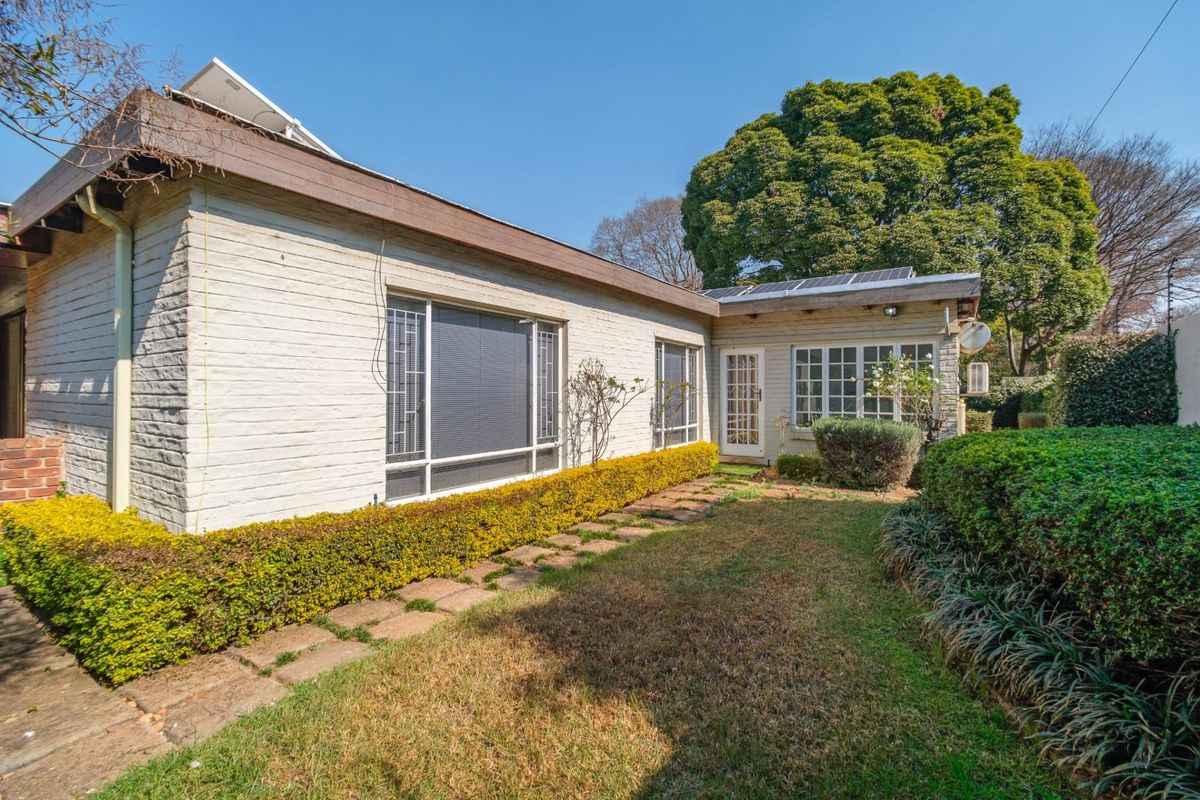 Spacious Family Home with Entertainment Flair, Office, Flat in Clubview - Photo 2