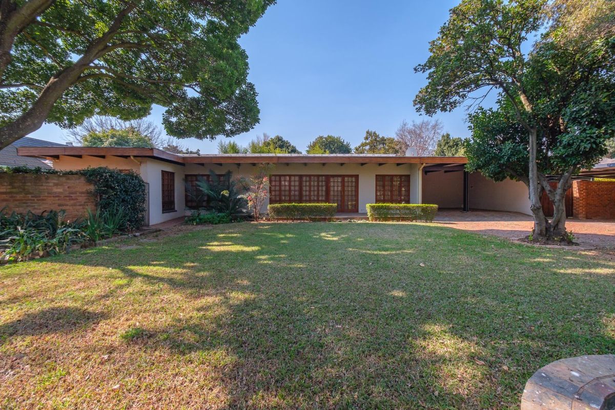Spacious Family Home with Entertainment Flair, Office, Flat in Clubview - Photo 4