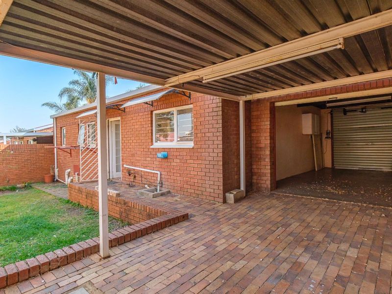 Modern, Spacious 2 Bedroom Townhouse with Garage, Carport in The Hoewes - Photo 4