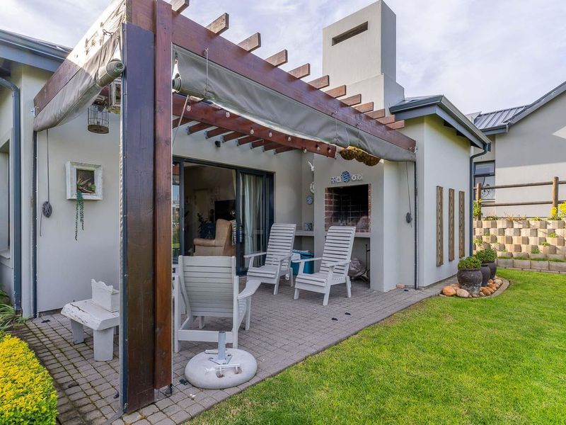 Spacious 3-Bedroom Home with Mountain Views in Hartland Retirement Village - Photo 9