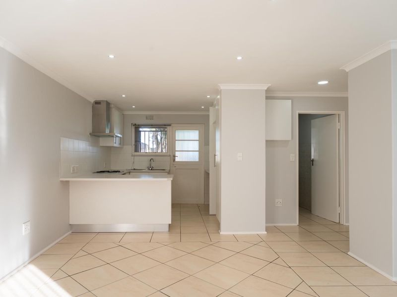 Stylish, Move-In Ready Family Home with Modern Finishes in Prime Edgemead Location - Photo 5
