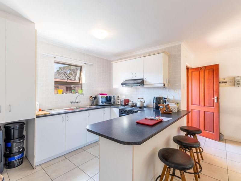 Modern  2 Bedroom Apartment To Rent R9 000 Per Month In Gordon Villas - Photo 3