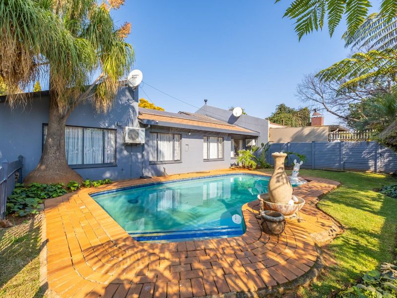 4 Bedroom 3 Bathroom House with Swimming pool for Sale in Waverley - Photo 1